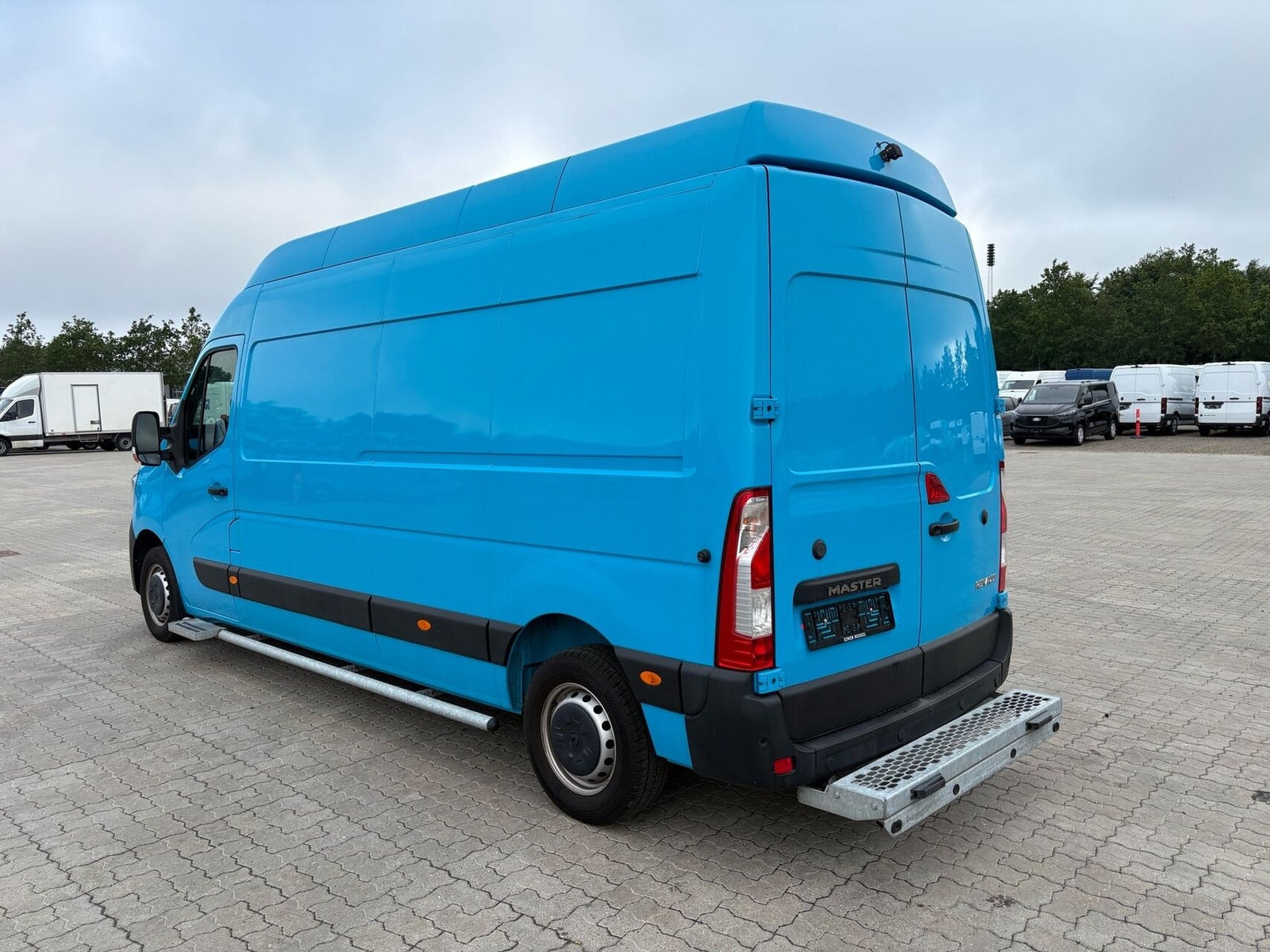 Blå Renault Master IV T35 fra 2023