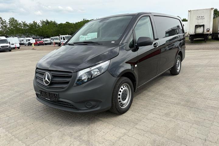 Sort Mercedes Vito 114 fra 2021 set udefra