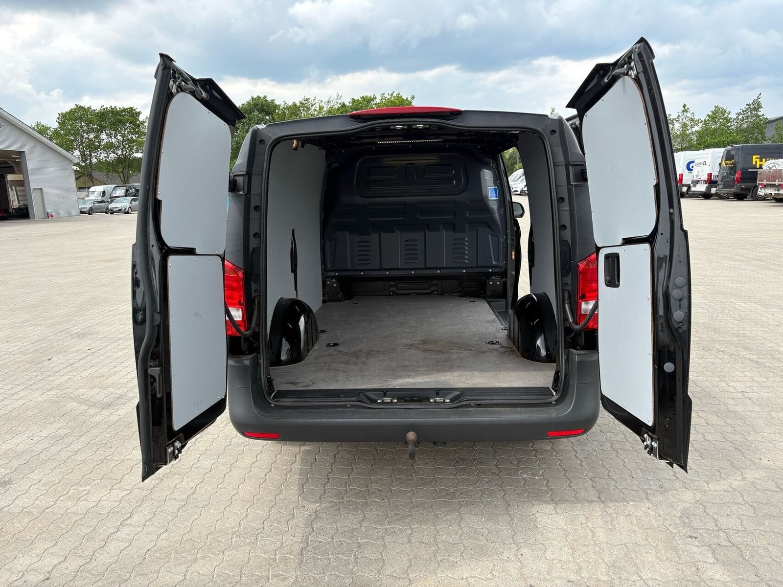 Sort Mercedes Vito 114 fra 2021