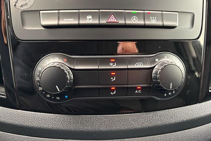 Sort Mercedes Vito 114 fra 2021