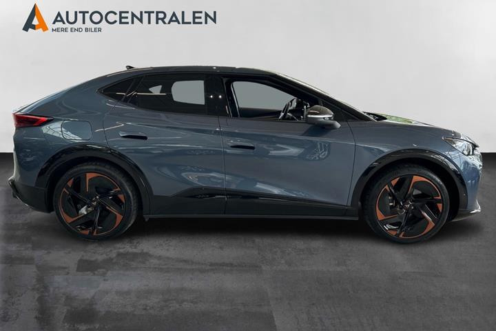 Blå Cupra Tavascan fra 2024