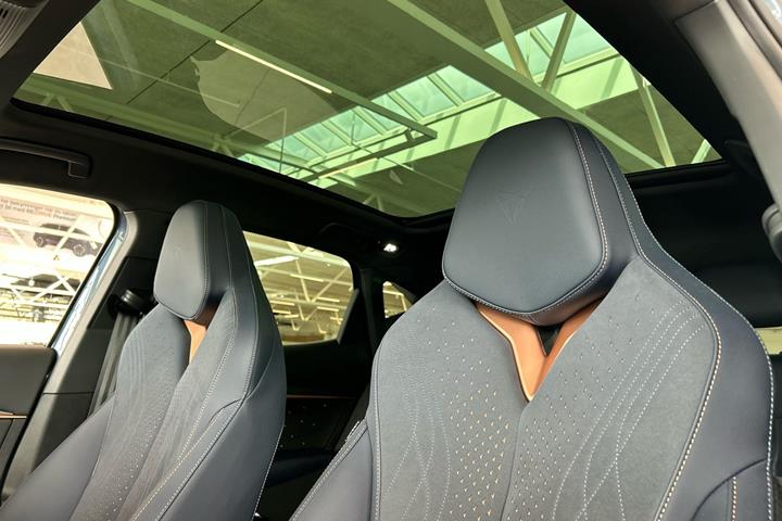 Blå Cupra Tavascan fra 2024