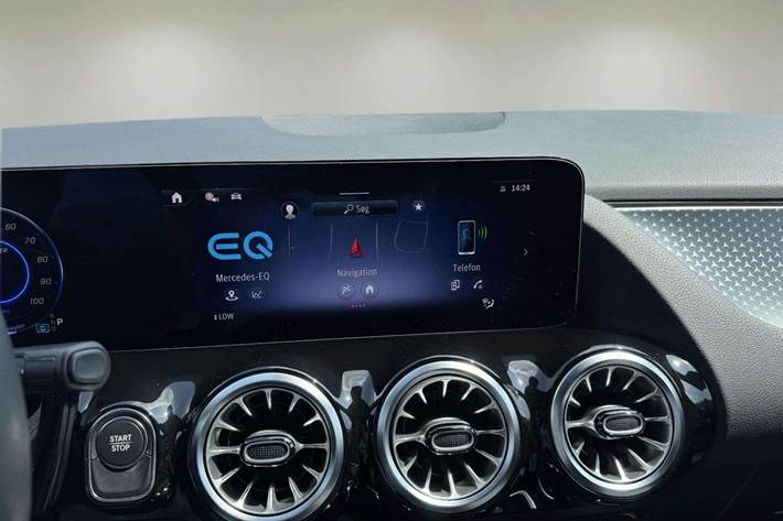 Hvid Mercedes EQA300 fra 2025