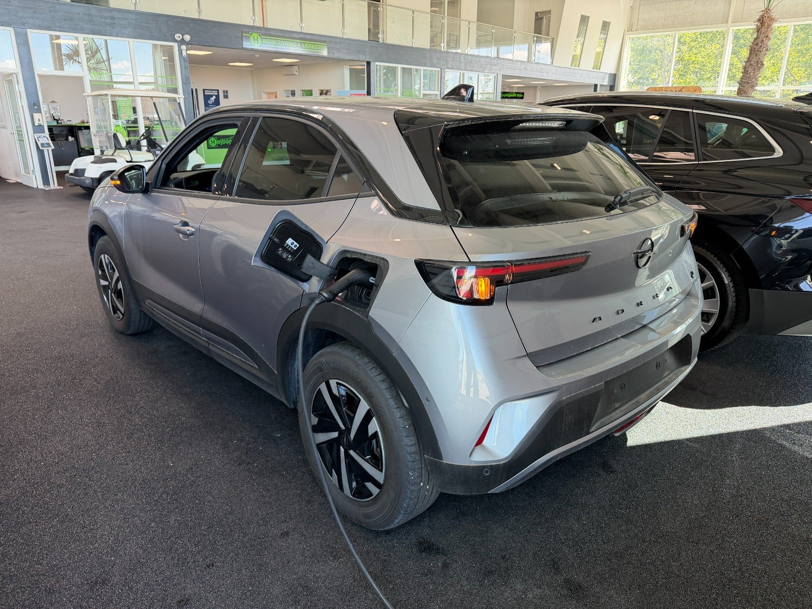 Grå Opel Mokka-e fra 2024