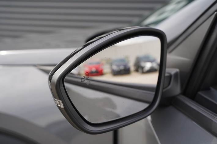 Grå Peugeot 2008 fra 2024