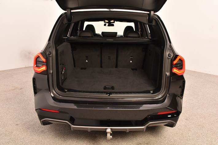 Grå BMW iX3 fra 2023