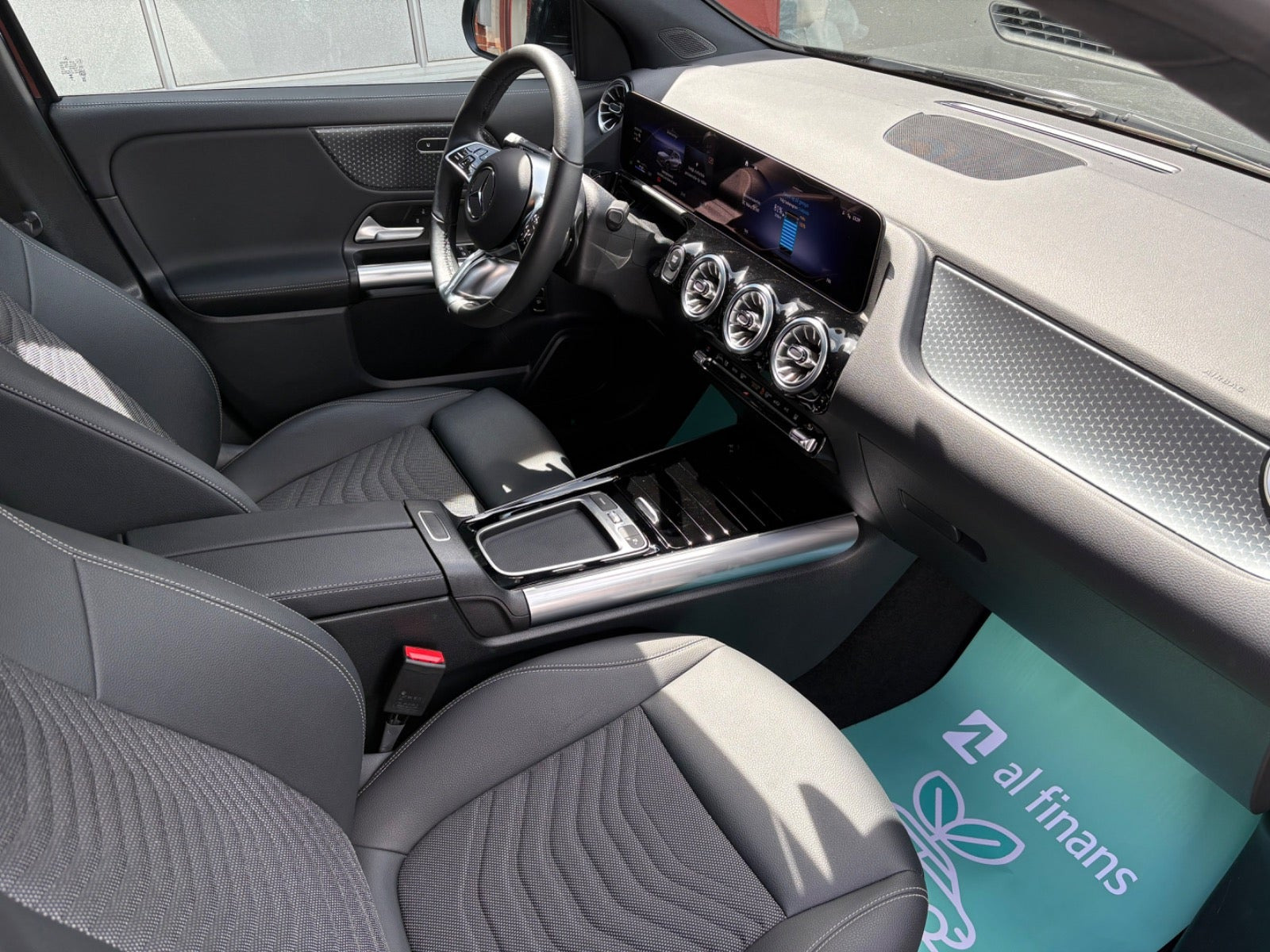 Sort Mercedes EQA350 fra 2025