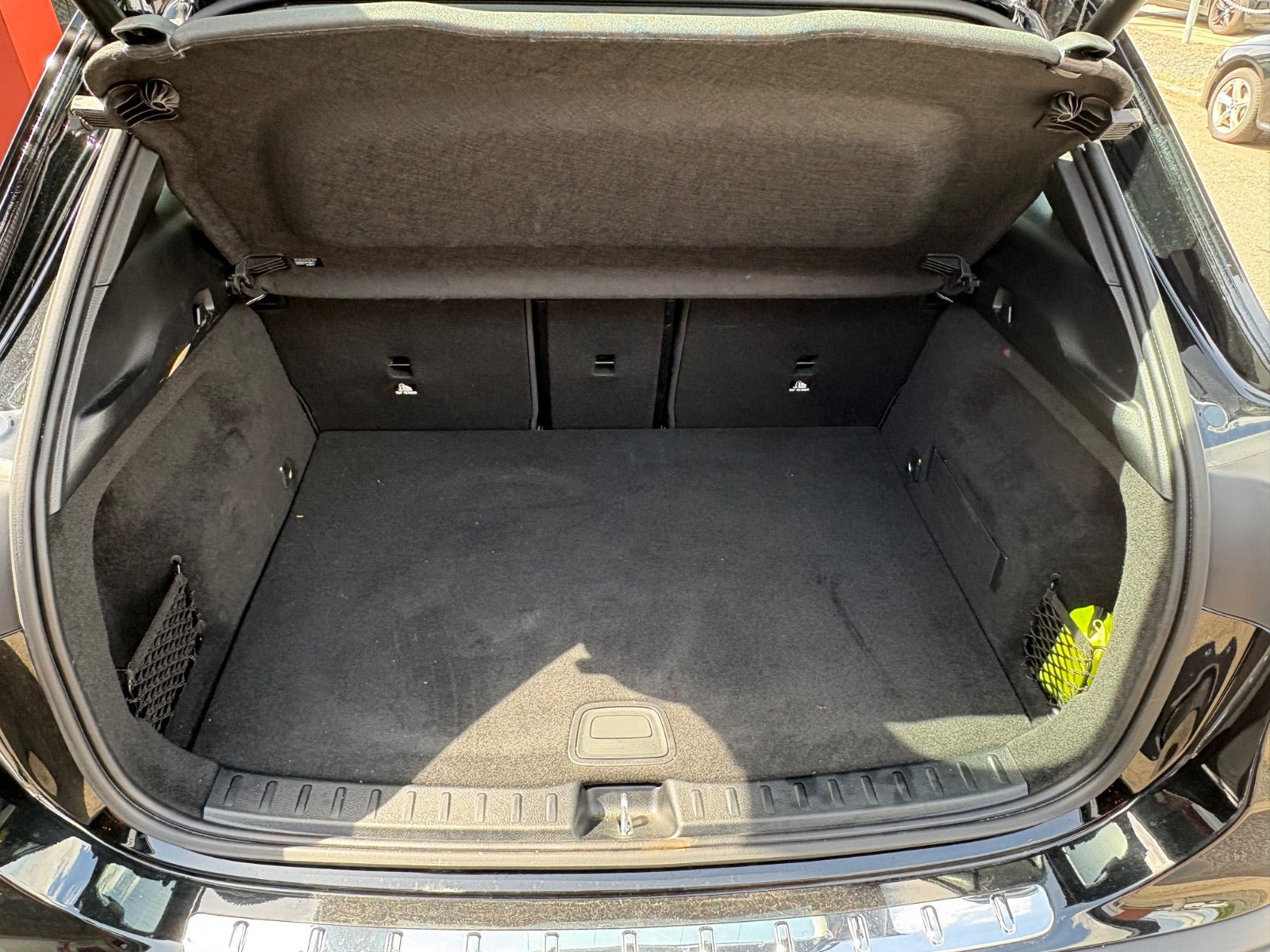 Sort Mercedes EQA350 fra 2025