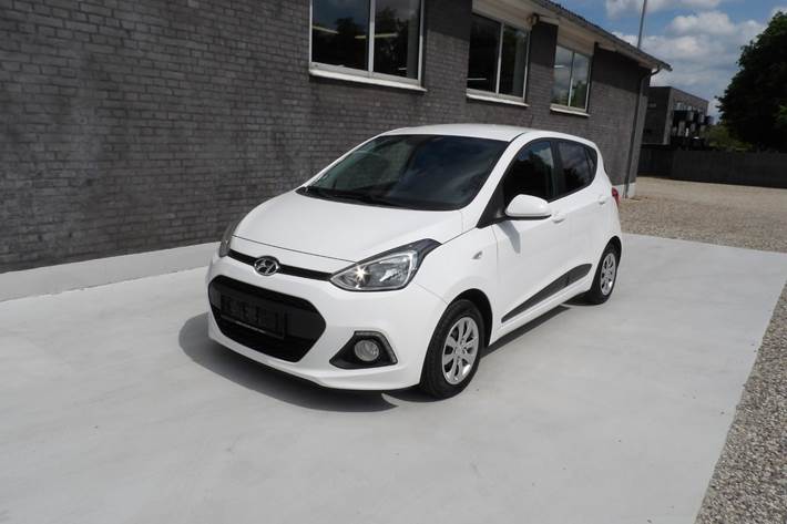 Hvid Hyundai i10 fra 2016 set udefra