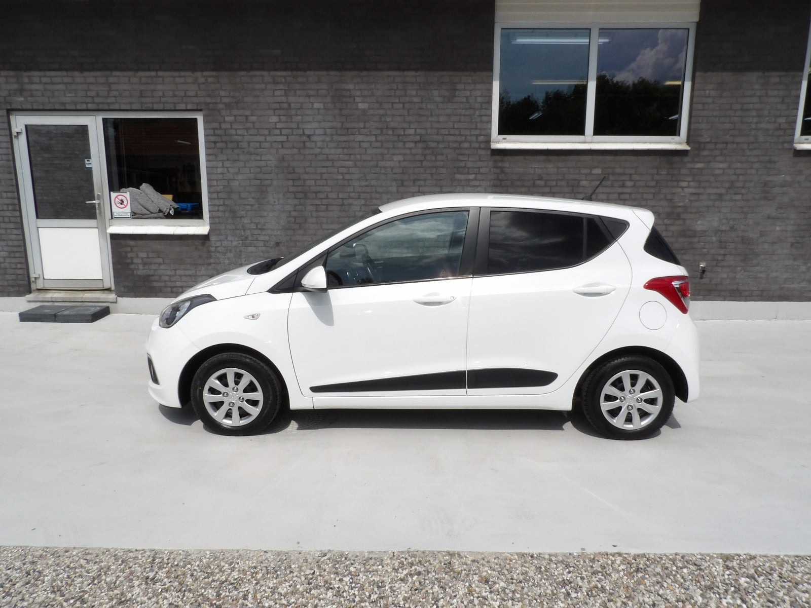 Hvid Hyundai i10 fra 2016
