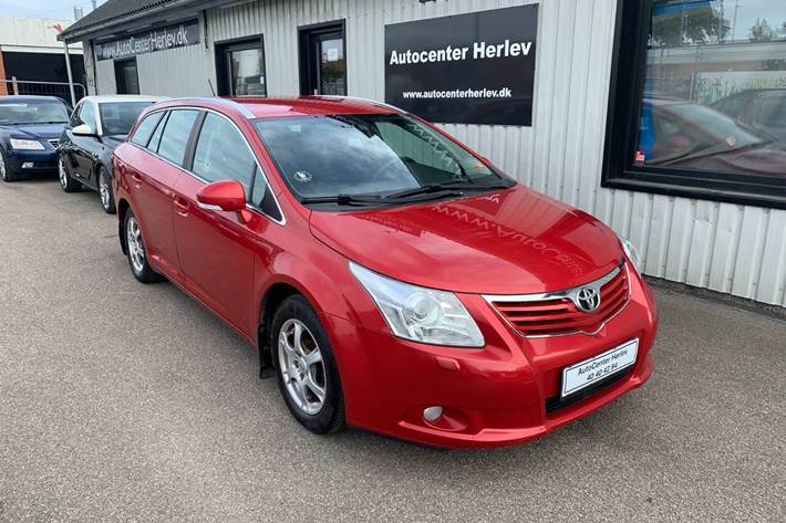 Grå Toyota Avensis fra 2010