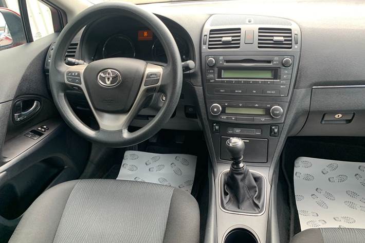 Grå Toyota Avensis fra 2010