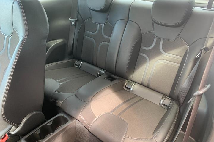 Sort Opel Adam fra 2013 set indefra