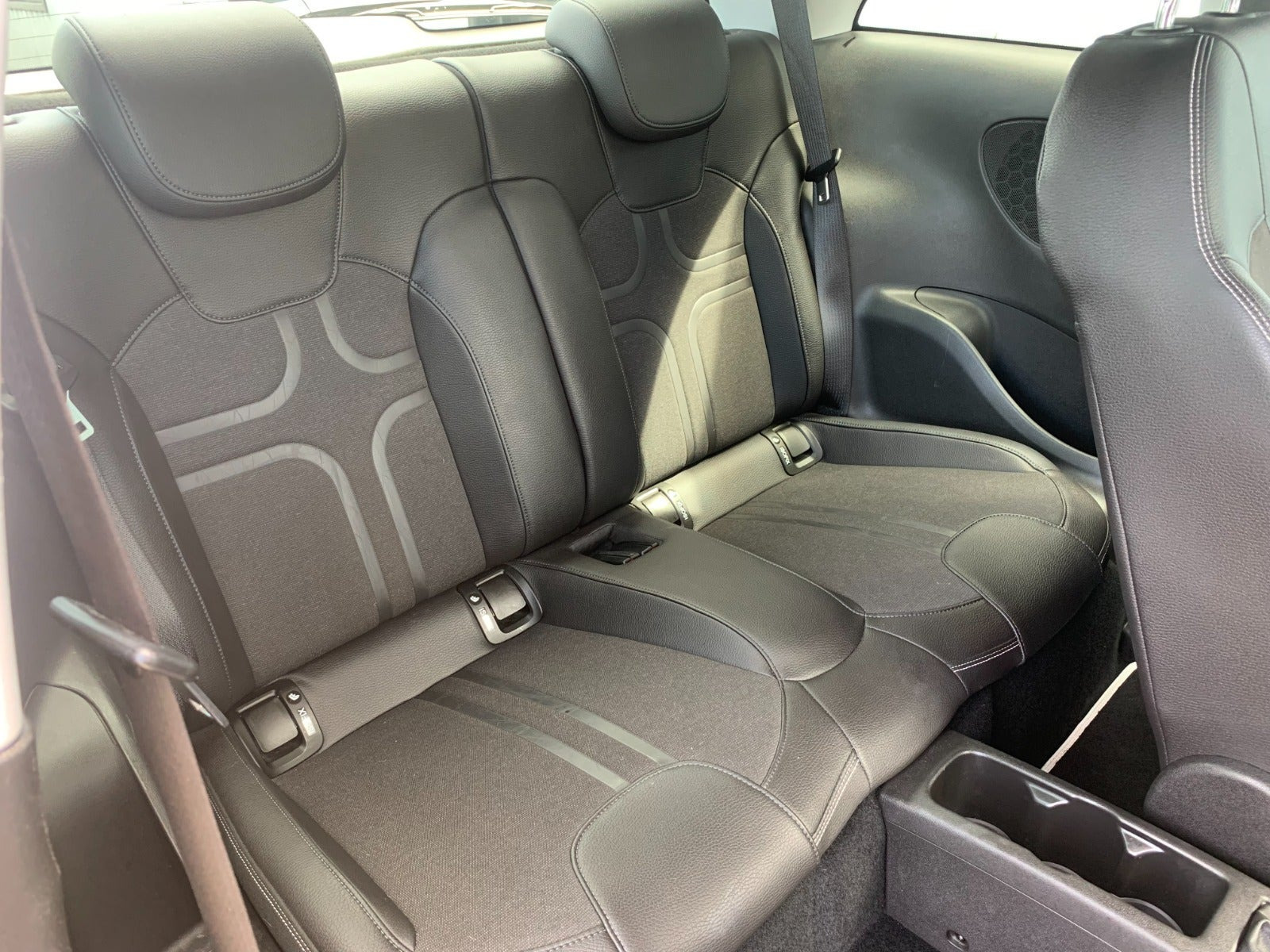 Sort Opel Adam fra 2013 set indefra