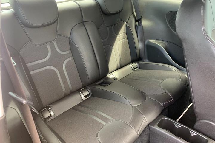 Sort Opel Adam fra 2013 set indefra