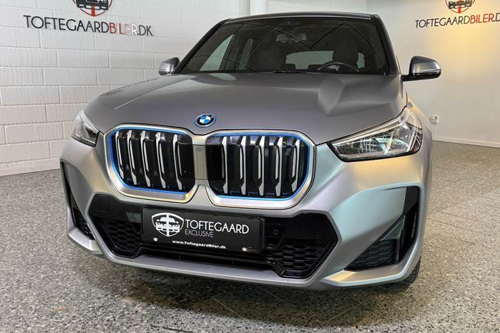 Grå BMW iX1 fra 2023