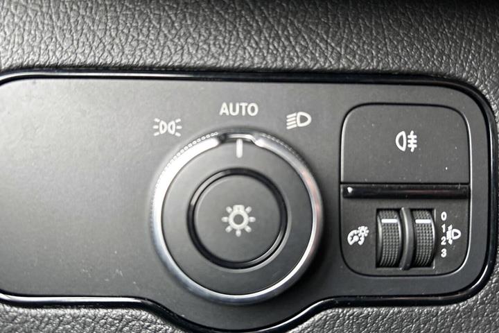 Hvid Mercedes Sprinter 317 fra 2024