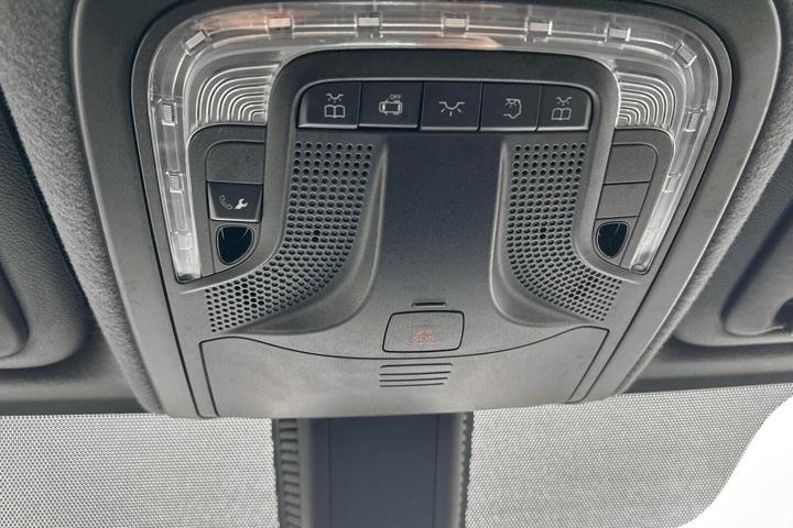 Hvid Mercedes Sprinter 317 fra 2024