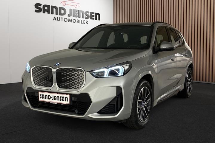 Grå BMW iX1 fra 2025 set udefra