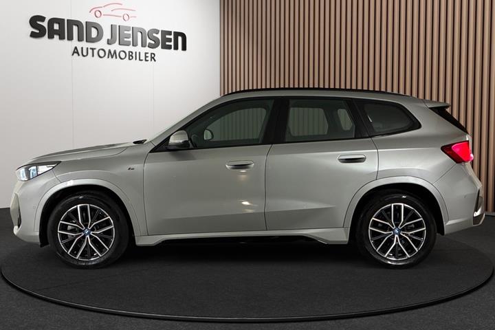 Grå BMW iX1 fra 2025