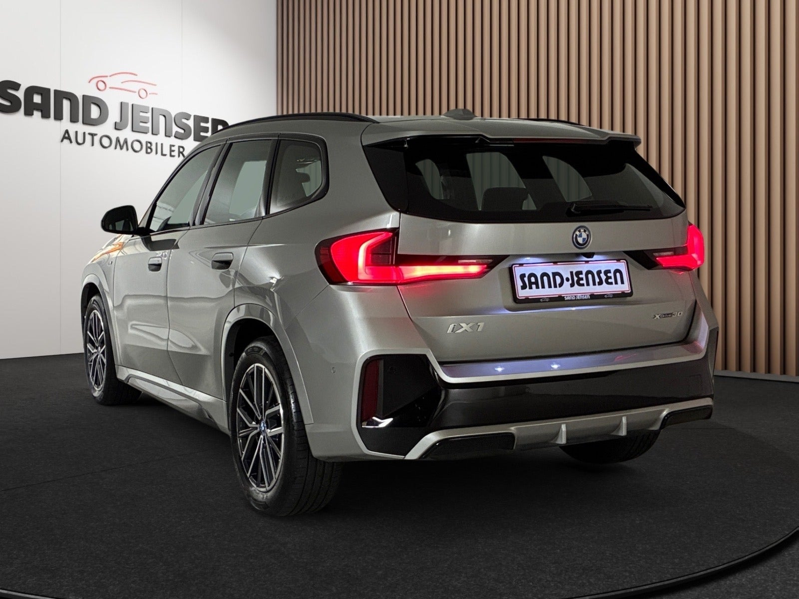 Grå BMW iX1 fra 2025