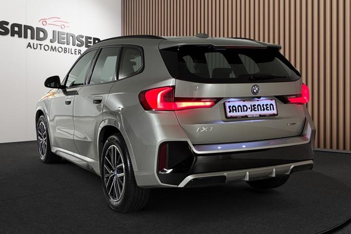 Grå BMW iX1 fra 2025