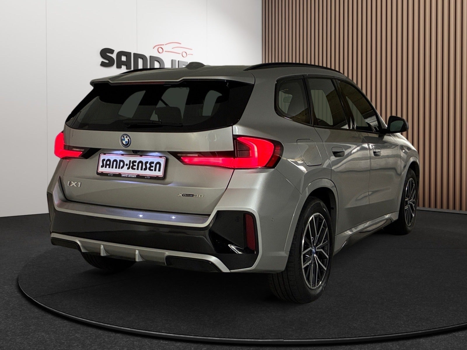Grå BMW iX1 fra 2025