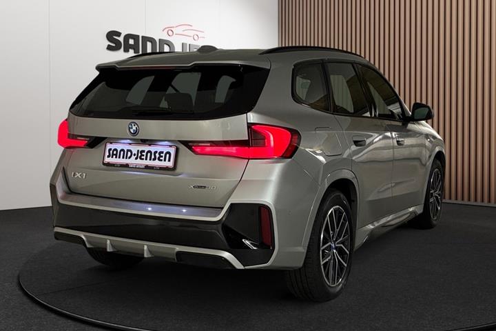 Grå BMW iX1 fra 2025