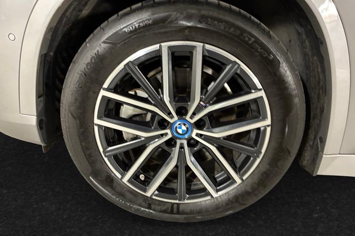 Grå BMW iX1 fra 2025