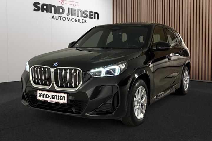 Sort BMW iX1 fra 2023 set udefra