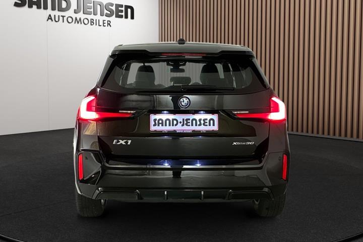 Sort BMW iX1 fra 2023
