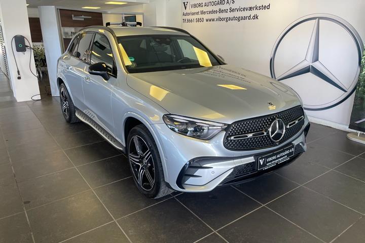 Sølv Mercedes GLC300 e fra 2023 set udefra