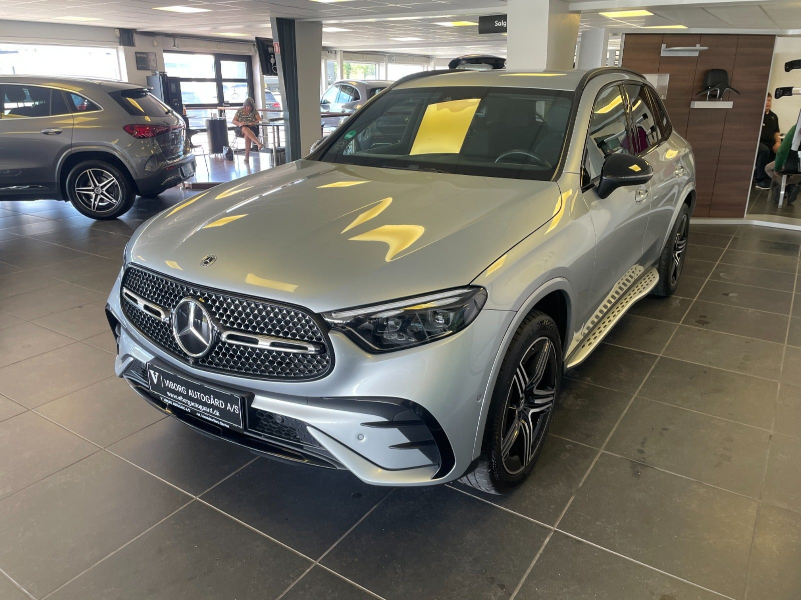 Sølv Mercedes GLC300 e fra 2023