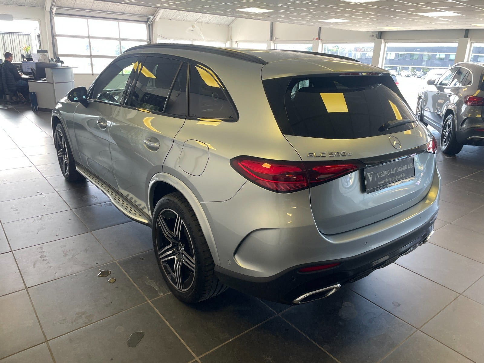 Sølv Mercedes GLC300 e fra 2023