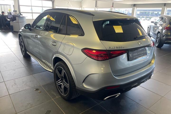 Sølv Mercedes GLC300 e fra 2023