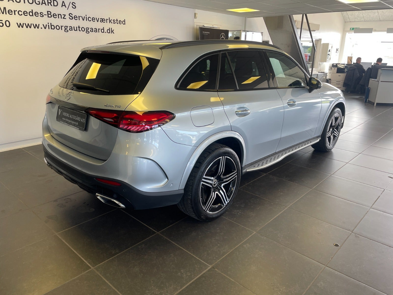 Sølv Mercedes GLC300 e fra 2023