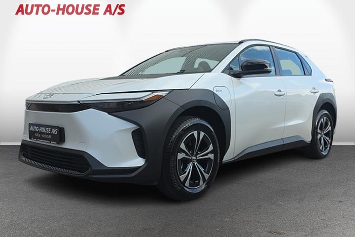 Hvid Toyota BZ4X fra 2025 set udefra