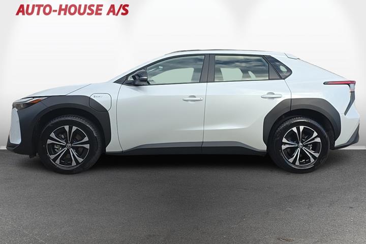 Hvid Toyota BZ4X fra 2025