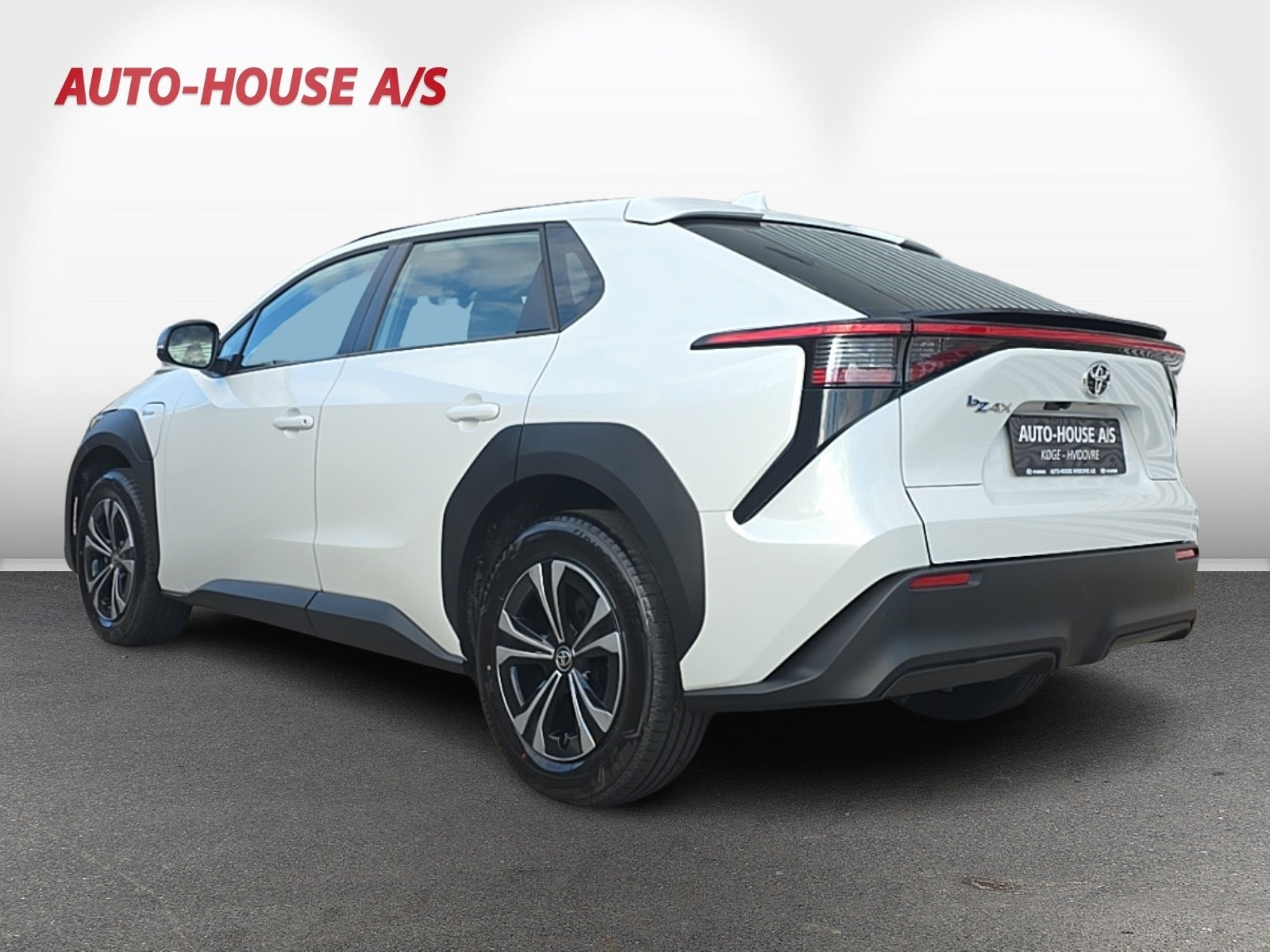 Hvid Toyota BZ4X fra 2025