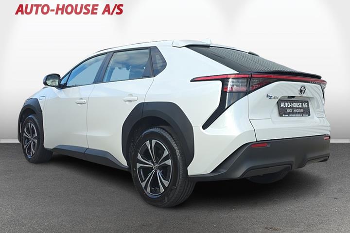 Hvid Toyota BZ4X fra 2025