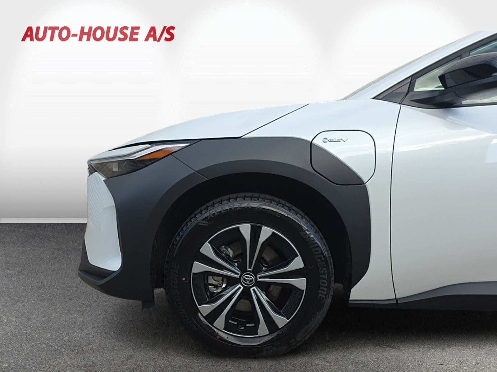 Hvid Toyota BZ4X fra 2025
