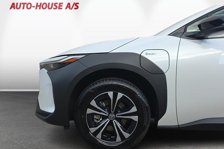 Hvid Toyota BZ4X fra 2025