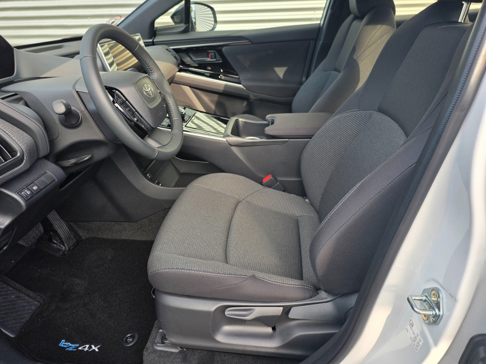 Hvid Toyota BZ4X fra 2025