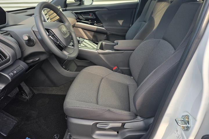 Hvid Toyota BZ4X fra 2025