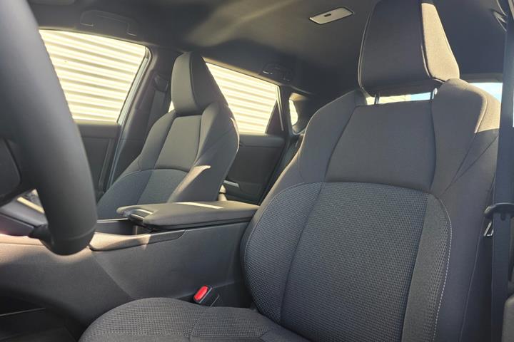 Hvid Toyota BZ4X fra 2025