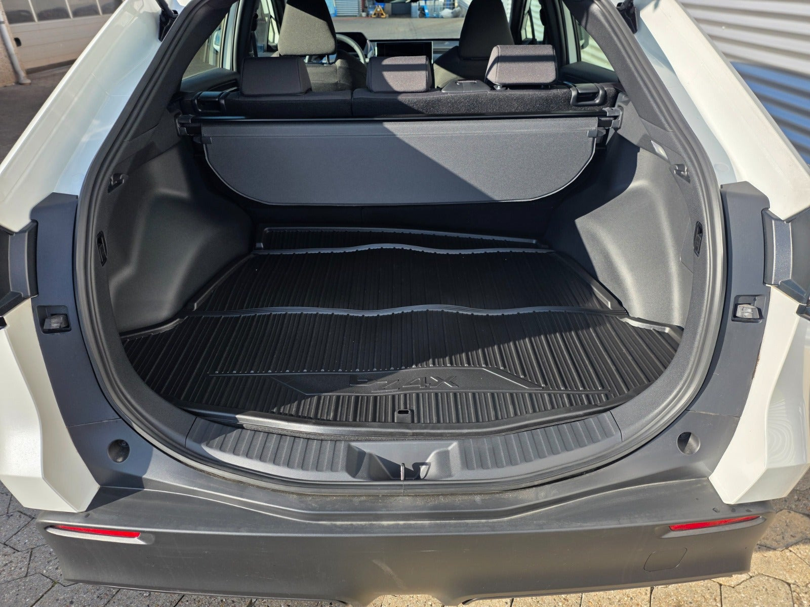 Hvid Toyota BZ4X fra 2025