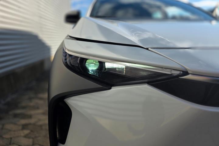 Hvid Toyota BZ4X fra 2025