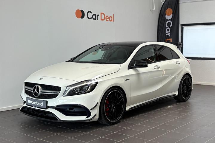 Hvid Mercedes A45 fra 2017 set udefra