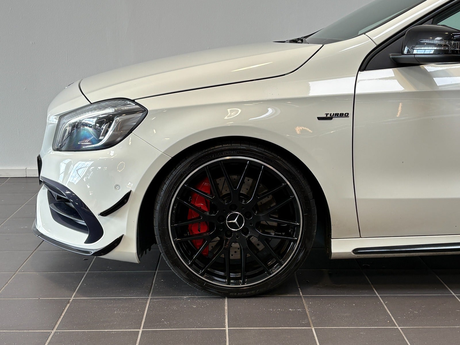 Hvid Mercedes A45 fra 2017