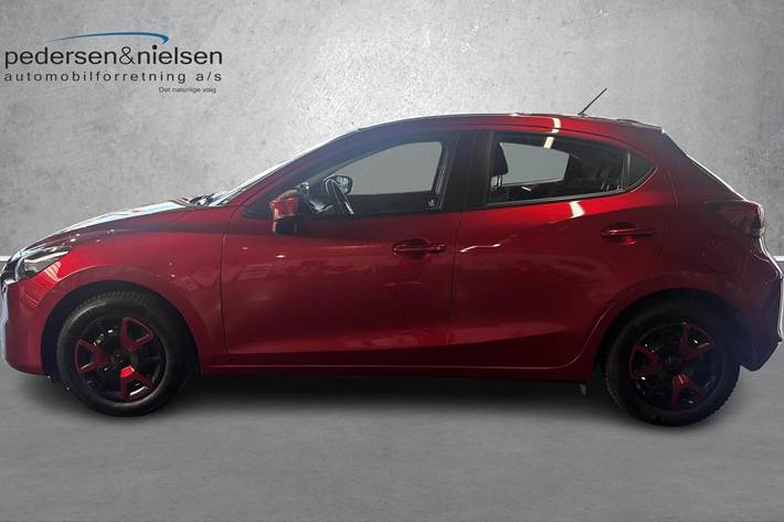 Rød Mazda 2 fra 2024